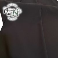 【サテン素材で仕立てる、優雅なエプロン】