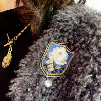 【物語をまとうバラの紋章ブローチ】