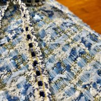 【ブルーツイードで仕立てる、新しいノーカラージャケット】