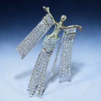 【黒の装いに小さなきらめきを】